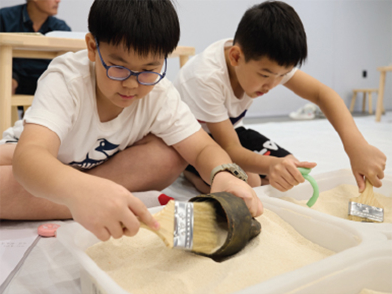 參與者沉浸在發掘工作中。